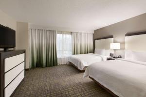 Postel nebo postele na pokoji v ubytování Embassy Suites Newark - Wilmington/South