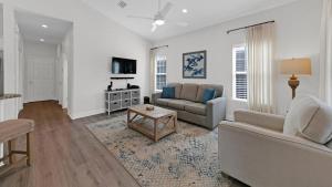 Televiisor ja/või meelelahutuskeskus majutusasutuses Pelican House - Newly remodeled, professionally decorated, only about 1 mile to Seaside!