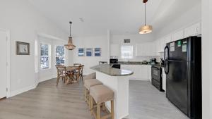 Köök või kööginurk majutusasutuses Pelican House - Newly remodeled, professionally decorated, only about 1 mile to Seaside!