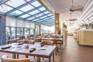 Restaurace v ubytování Hilton Melbourne, FL + 37 fotografií