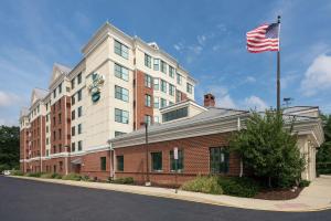 un edificio con una bandera americana encima en Homewood Suites by Hilton Newark-Wilmington South Area, en Newark