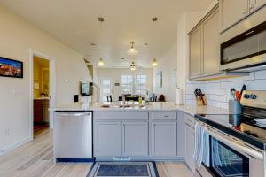 cocina grande con armarios blancos y fregadero en Brownstone Beauty, en Boise