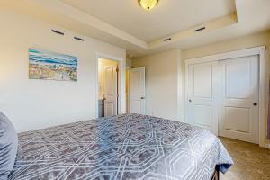 1 dormitorio con 1 cama grande en una habitación en Brownstone Beauty, en Boise