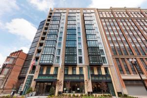 ワシントンにあるHomewood Suites by Hilton Washington DC Convention Centerの窓が多い高層ビル