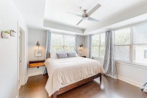 a bedroom with a bed and a ceiling fan at City View in Atlanta