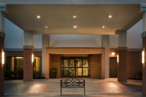 un banco sentado frente a un edificio en Hampton Inn Philadelphia/Mt. Laurel, en Mount Laurel