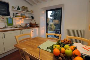 フィエーゾレにあるFattoria il Leccio Fienile on Florence Hillsのキッチン(木製テーブル、フルーツ付)