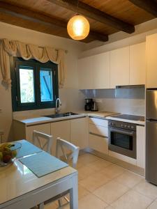 Kuchyň nebo kuchyňský kout v ubytování Petra Nova Villas