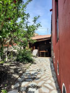 una pasarela de piedra que conduce a un patio de una casa en Casa Rural Amapola, en San Andrés