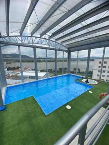 ein großer Pool auf einem Gebäude in der Unterkunft Lindo apartamento para descanso # in Paipa