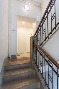 un corridoio con scale che conducono a una porta di Bright and Modern apartments in City Center a Zagabria