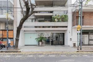 un edificio con una porta a vetri su una strada cittadina di Fliphaus Ravignani 2100 - Lux Loft Private Pool a Buenos Aires