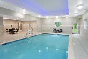 a pool in a hotel room with a dining room at Hampton Inn Kennebunk Kennebunkport Me in Kennebunk