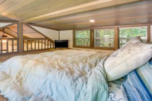 Ένα ή περισσότερα κρεβάτια σε δωμάτιο στο Mayfield Tiny Home with Porch, Walk to Beaches!