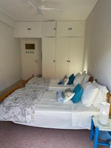 Katil atau katil-katil dalam bilik di Athens Riviera-SEAVIEW Apartment-Walk to the beach-Minutes away from Sounio-Updated 2023!