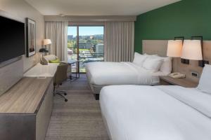 Hilton Birmingham Downtown at UAB客房内的一张或多张床位