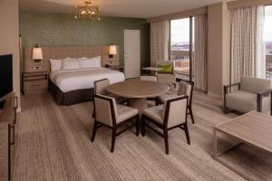 Hilton Birmingham Downtown at UAB客房内的一张或多张床位