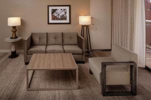 Hilton Birmingham Downtown at UAB的休息区