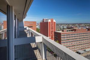 Hilton Birmingham Downtown at UAB的阳台或露台