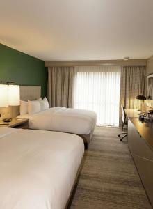 Hilton Birmingham Downtown at UAB客房内的一张或多张床位