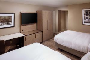 Hilton Birmingham Downtown at UAB客房内的一张或多张床位