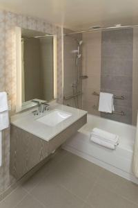 Hilton Birmingham Downtown at UAB的一间浴室