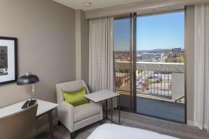 Hilton Birmingham Downtown at UAB的阳台或露台