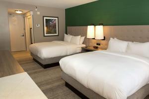 Hilton Birmingham Downtown at UAB客房内的一张或多张床位