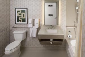 Hilton Birmingham Downtown at UAB的一间浴室