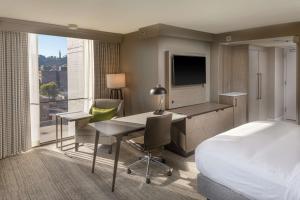 Hilton Birmingham Downtown at UAB的电视和/或娱乐中心