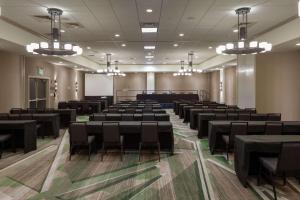 伯明翰Hilton Birmingham Downtown at UAB的摆满桌椅的房间 更多37张照片