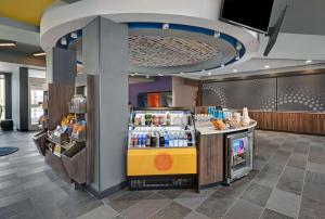 uma loja com um balcão de comida num centro comercial em Tru By Hilton Troy Detroit, Mi em Troy