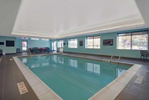 特洛伊的住宿－Tru By Hilton Troy Detroit, Mi，大楼内一个蓝色的大型游泳池