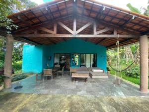 ein Wohnzimmer im Freien mit einer Pergola aus Holz in der Unterkunft Casa Sabia in Pacoti