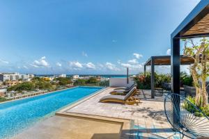 una piscina con vistas al océano desde una casa en Akbal 107 @ Riva, en Playa del Carmen
