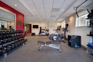 un gimnasio con equipamiento de ejercicio en una habitación en Home2 Suites by Hilton Troy, en Troy