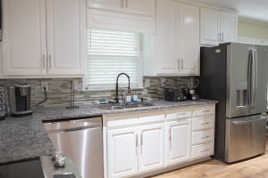 Η κουζίνα ή μικρή κουζίνα στο Alabama University Events, 5 bdrm Home with Lake Access, Community Pool, Tennis, Pavilion, sleeps 14, 5 mil to Bryant-Denny Stadium +44 φωτογραφίες