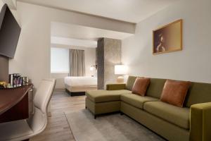 ein Wohnzimmer mit einem Sofa und einem Bett in der Unterkunft DoubleTree by Hilton New York Downtown in New York