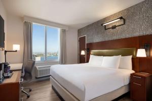 Postel nebo postele na pokoji v ubytování DoubleTree by Hilton New York Downtown + 25 fotografií