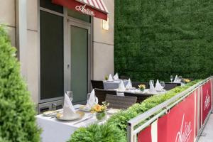 a restaurant with tables and chairs on a building at DoubleTree by Hilton New York Downtown in New York