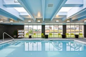 Home2 Suites By Hilton Rock Hill内部或周边的泳池