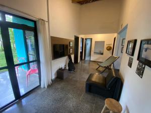 salon z kanapą i oknem w obiekcie Casa Sabia w mieście Pacoti