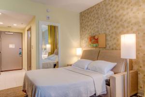 Home2 Suites By Hilton Rock Hill客房内的一张或多张床位
