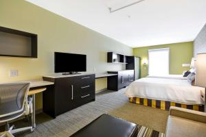 Home2 Suites By Hilton Rock Hill的电视和/或娱乐中心