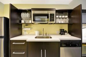 Home2 Suites By Hilton Rock Hill的厨房或小厨房