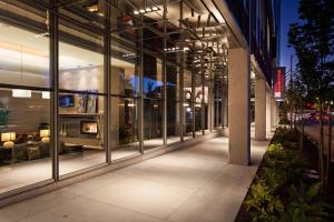 una tienda frente a un edificio con muchas ventanas en Hilton Garden Inn Seattle Downtown en Seattle