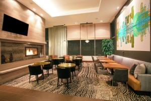 um restaurante com mesas e cadeiras e um sofá em Hilton Garden Inn Seattle Downtown em Seattle