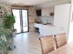 Kuchyň nebo kuchyňský kout v ubytování Maison entourée d animaux en pleine campagne