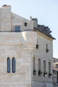 un edificio con plantas a su lado en Hotel Porte Brunet en Saint-Émilion