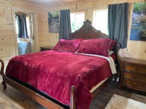 ein Schlafzimmer mit einem großen Bett mit einer roten Decke in der Unterkunft Crestview-Spectacular 3 bed 3 bath 5 min to slopes in Banner Elk